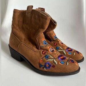 Mudd Cheyenne embroidered ankle bootie brown size 7